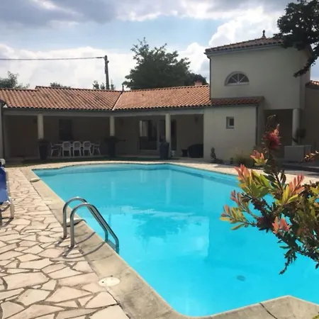 Pittoresque A Meschers-sur-gironde, Piscine Privee